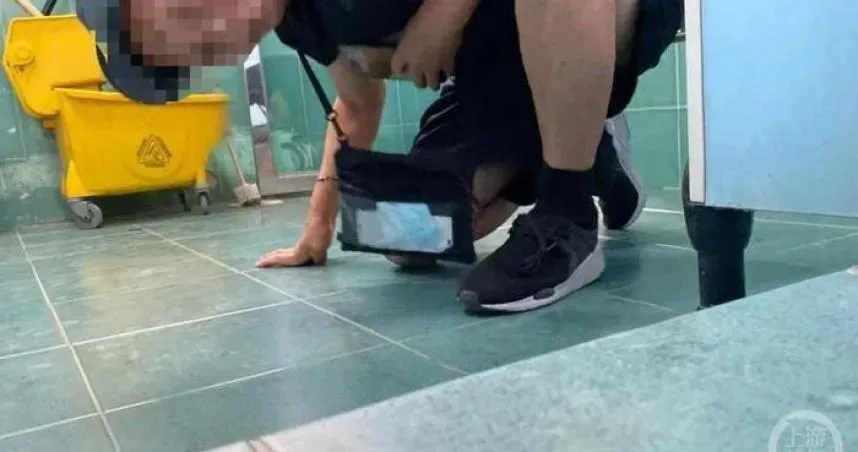 影/女廁趴地門縫偷拍…7旬翁被抓「1原因」無罪釋放　人妻見「邪惡微笑」怒提告