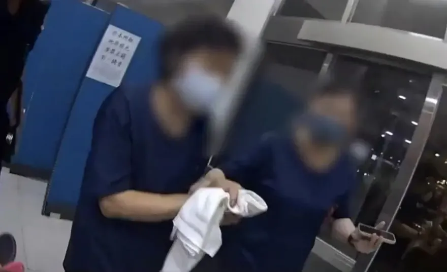 影/即刻救援！婦人遭切斷手指衝警局求助　警車鳴笛送醫搶救