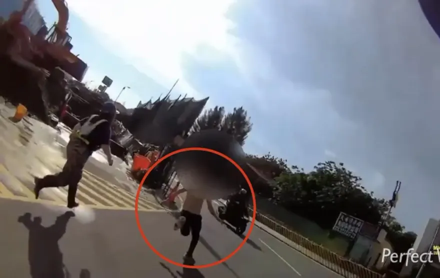 影/再跑啊！失聯移工見警拔腿狂奔　熱心男騎機車載警追捕逮人