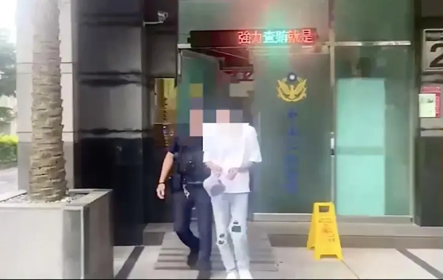 影/男子凌晨五木區併排違停　警盤查車上搜出刀械毒品