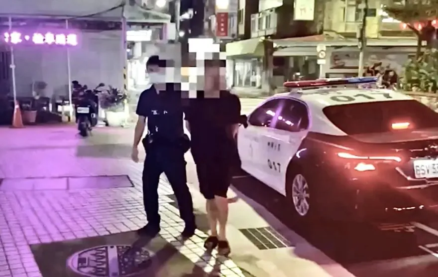 影/男子毒駕車禍又開車衝撞　警拔槍強勢壓制逮人