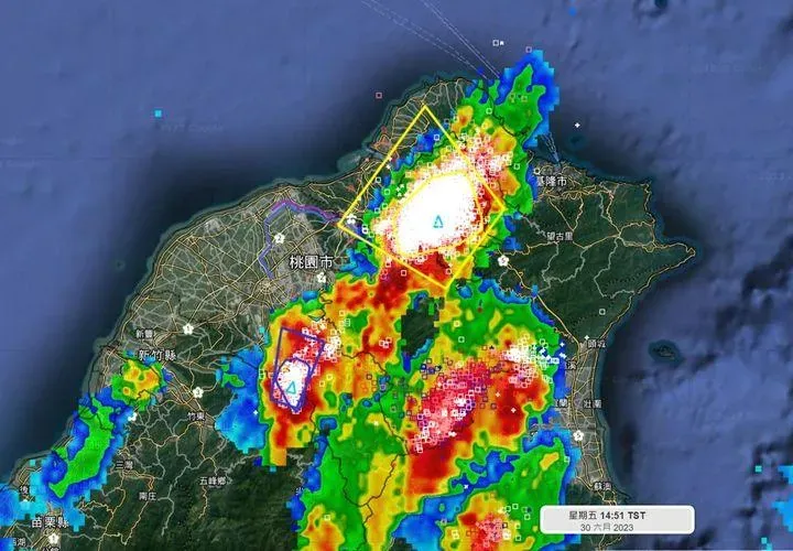 快訊/雷雨彈炸翻大台北！閃電狂閃雷聲大作　台北盆地每分鐘狂閃超過350次