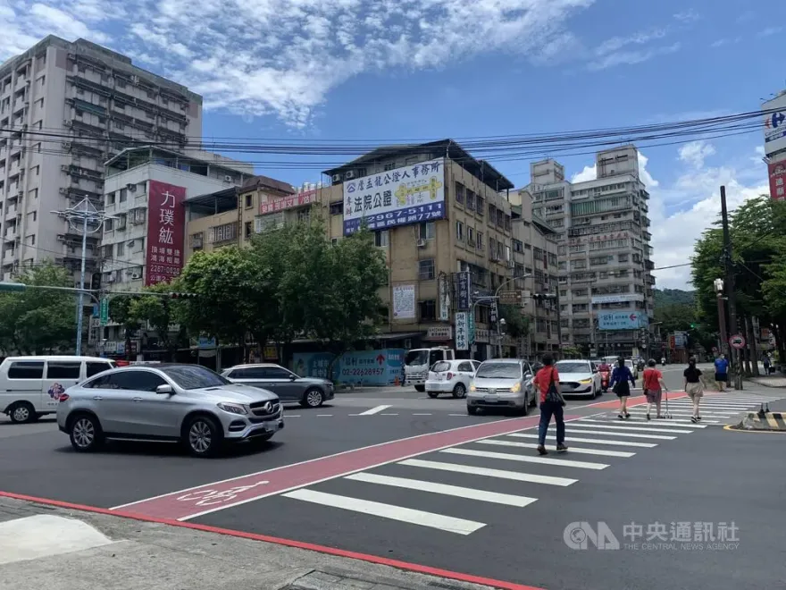 別跟荷包過不去！禮讓行人新制上路成效佳　駕駛喊罰6千很貴