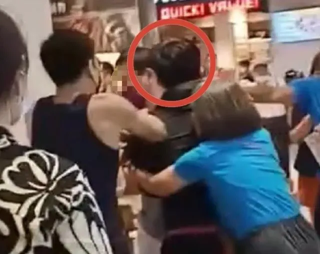 影/美食街驚見「浩克」又氣氣惹！被不慎擦撞秒失控大暴走　父母拉不住還摔滿地