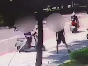 影/扯！機車違停人行道還用「抹布遮車牌」　不爽被檢舉竟催油門2度衝撞
