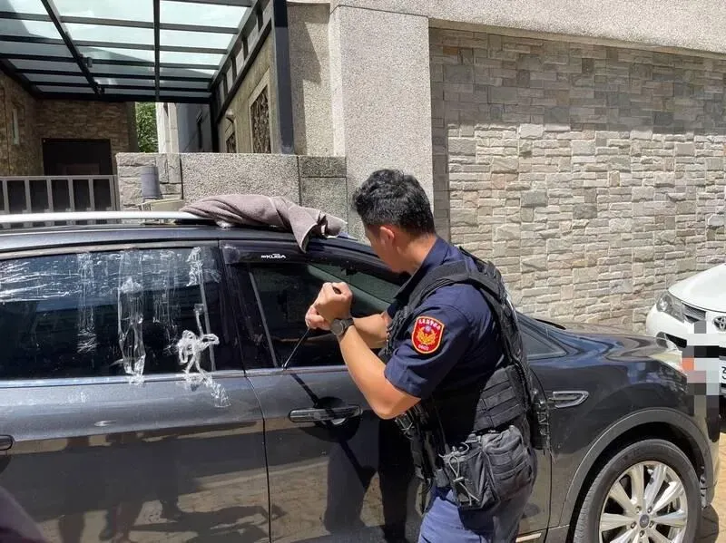 高溫30度！1歲嬰受困車內　糊塗媽嚇哭了、警破窗解危