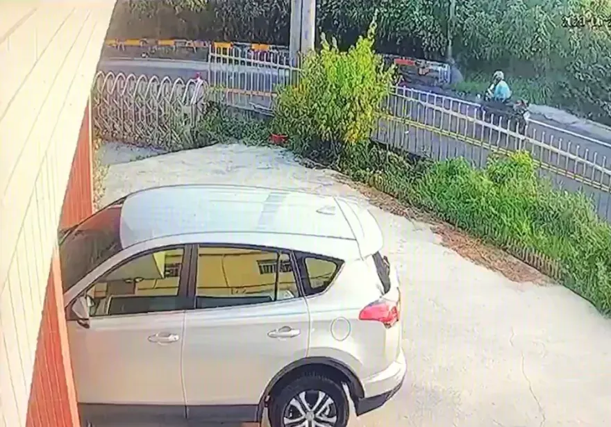 影/人間消失16小時？錢包手機在機車上　原來他自摔墜4米邊坡骨折