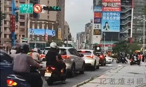 影/帝王條款上路！「30秒綠燈無一車通過」北市路口大打結　駕駛被迫闖紅燈