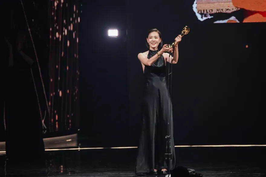金曲34/〈最好的時光〉奪年度歌曲！安溥一開口就落淚…陳綺貞頒獎哼唱：我也喜歡
