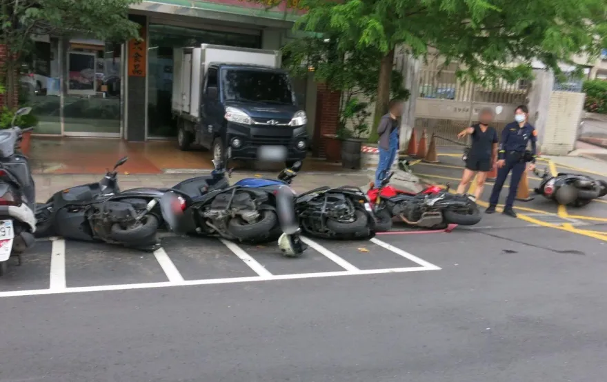影/新莊阿北騎士突心肌梗塞　「犁田」逆衝對向車道擊落4輛機車