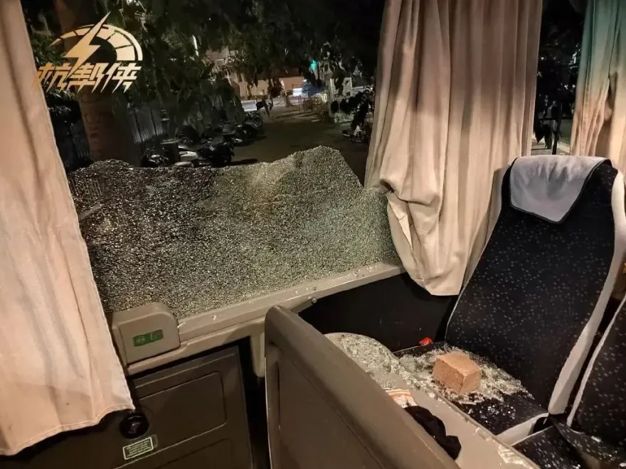 影/陸客團遊法國遇暴動！黑衣人持磚猛砸遊覽車　41名遊客驚險自救