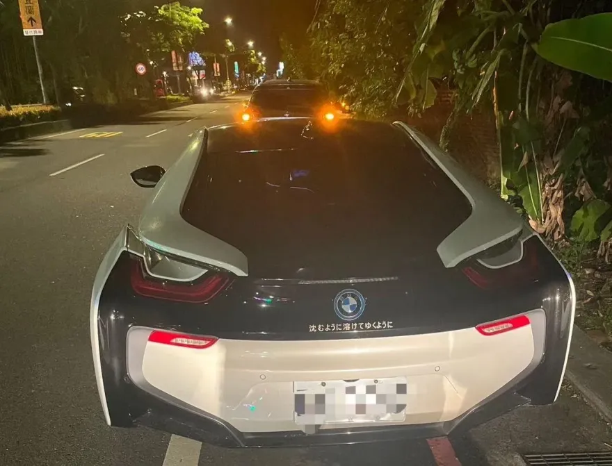 影/千萬車禍無誤！新店7旬翁開車變換車道沒注意　擦撞BMW i8超跑尷尬了