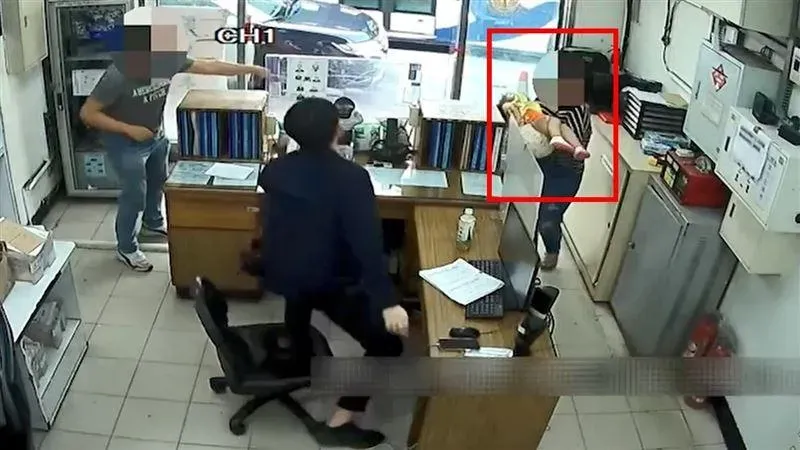 老師急抱3歲熱痙攣女童至派出所求助！警車狂飆僅花一半車程時間送抵醫院