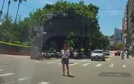 影/帝王條款養出帝王行人？中市2小時2起行人無視紅燈「硬要過」　駕駛傻眼怒PO網