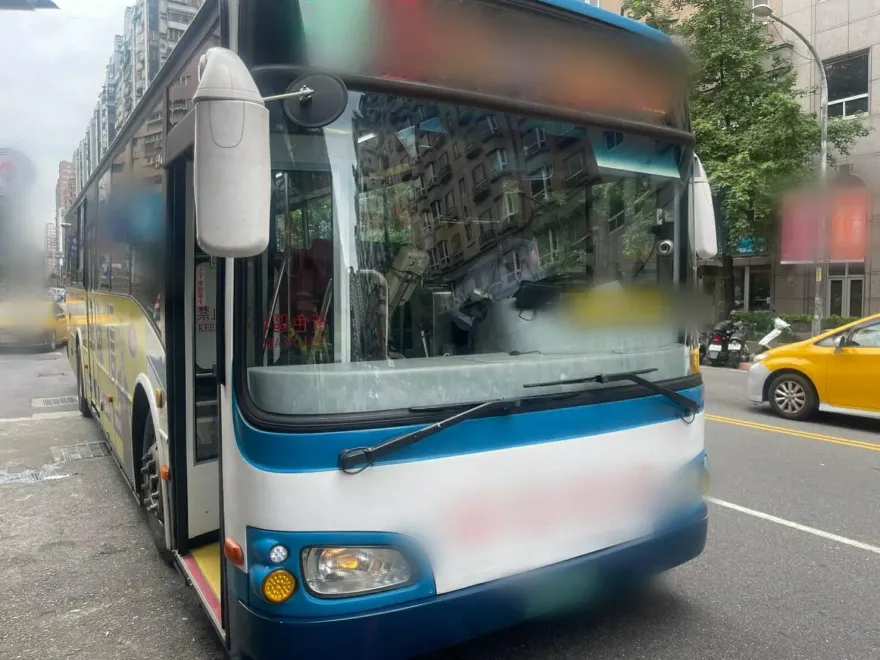 影/「帝王條款」上路後新北首例！中和公車轉彎撞倒8旬老翁恐被吊照1年