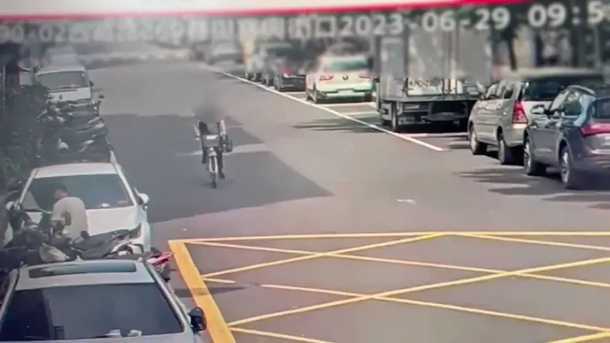 影/哨兵模式全都錄！Ubike擦撞特斯拉落跑　車主怒提供警方影像追兇