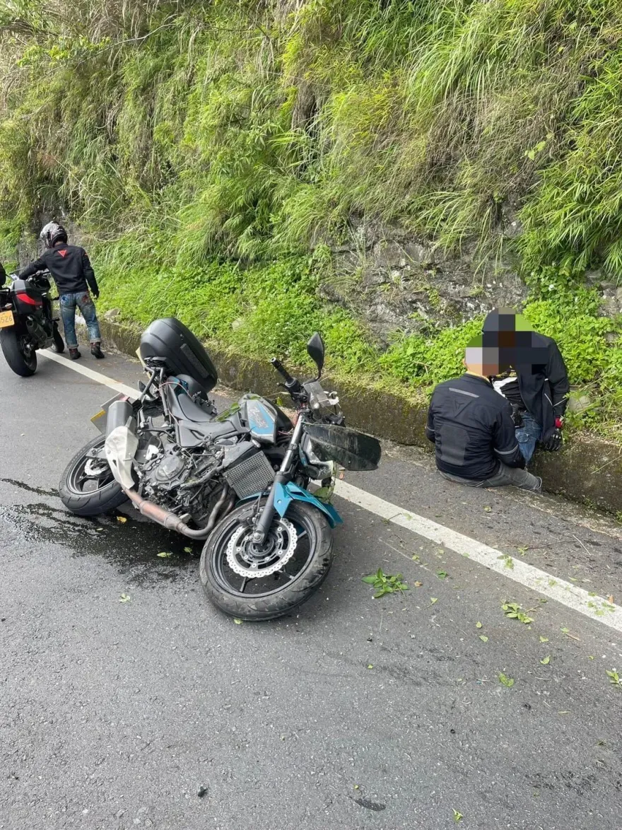 影/驚悚自摔影片曝！重機騎士阿里山公路快意狂飆　下一秒慘摔喪命