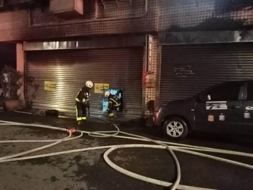 桃園1天燒2工廠！楊梅深夜電池廠再傳火警　警消電鋸破門搶救