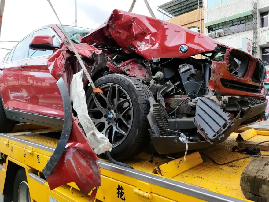 苗栗爸BMW撞物流車！車頭碎爛、氣囊全炸　1大2小送醫