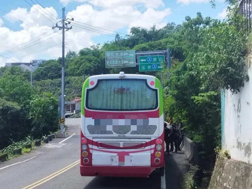 影/一時興起！高雄男偷開遊覽車去台南玩　2小時就栽了