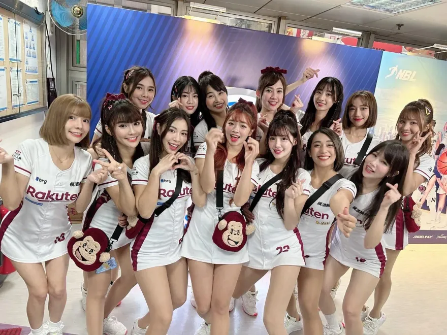 影/樂天女孩赴港助陣！「髮香區」全數賣光　賣力應援畫面曝