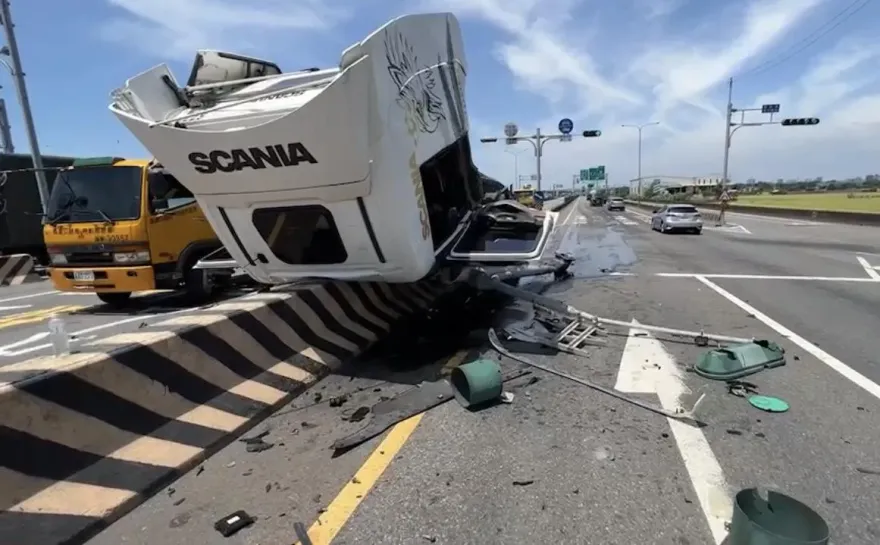 快訊/拖板車西濱高速撞垃圾車　騎上分隔島車頭倒掛