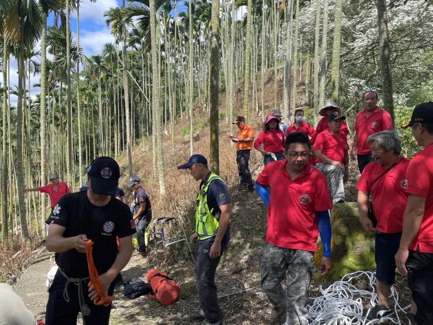 嘉義翁跌落土匪山30米懸崖 　警消合力尋獲助返家
