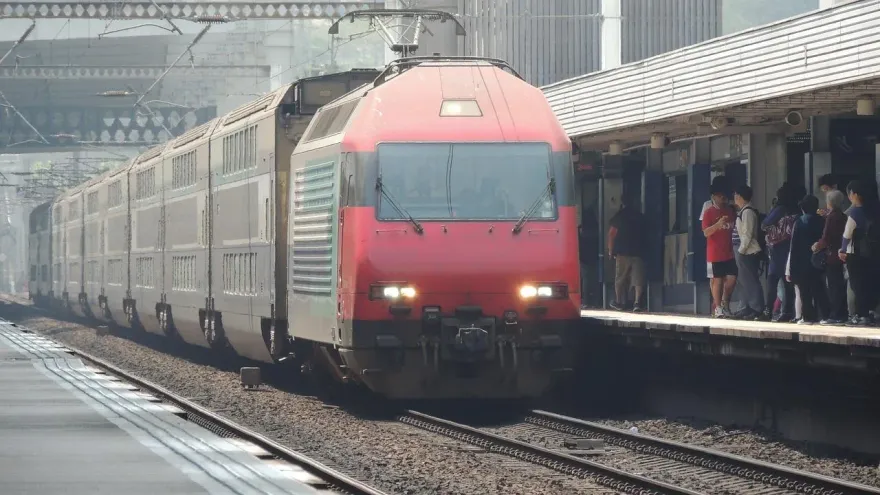 影/乘客抱怨車站不開放候車廳　一群人傻站40˚C烈日下等車