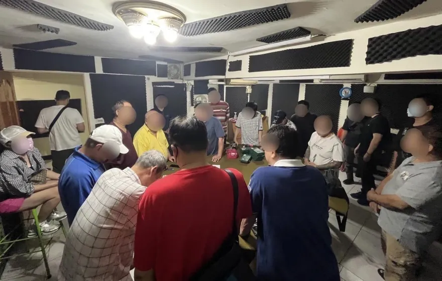 影/職業天九牌賭場隱身民宅　警前後包抄破門逮14人