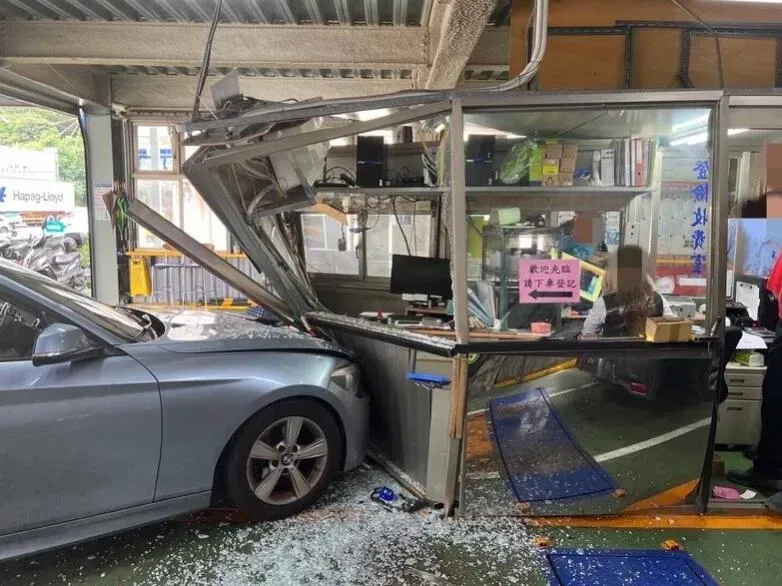 汐止驗車BMW撞衝爆車頭！女員工這下賠慘了