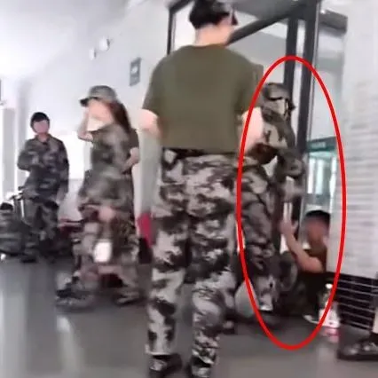 影/浙江女大生保溫瓶裝熱水狠潑男學生　致對方背部二度燒傷