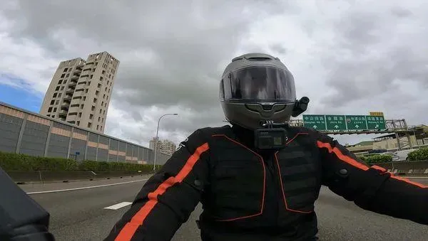 影／汐止到基隆10分鐘！重機再挑釁「收不到罰單」　網：購物車也可以上國道？