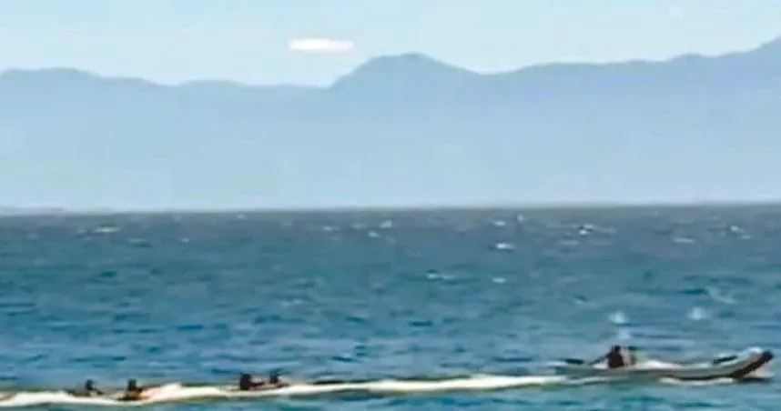 小琉球險象！「海上母雞帶小鴨」膠筏拖帶獨木舟玩水