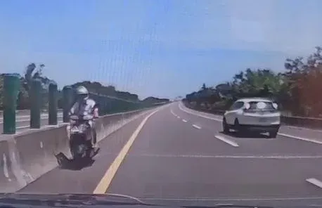 影/玩命老頭！雲林機車逆向上西濱快速道　滿臉問號：怎麼這麼多大車