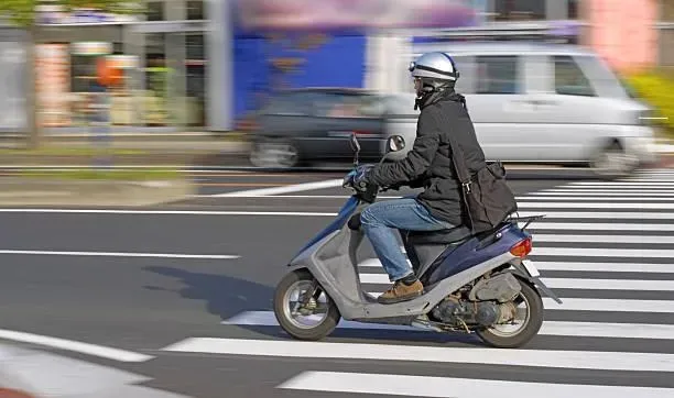 穿短褲遠離機車！排氣管溫度狂飆300°C　醫示警：整層皮都燙熟