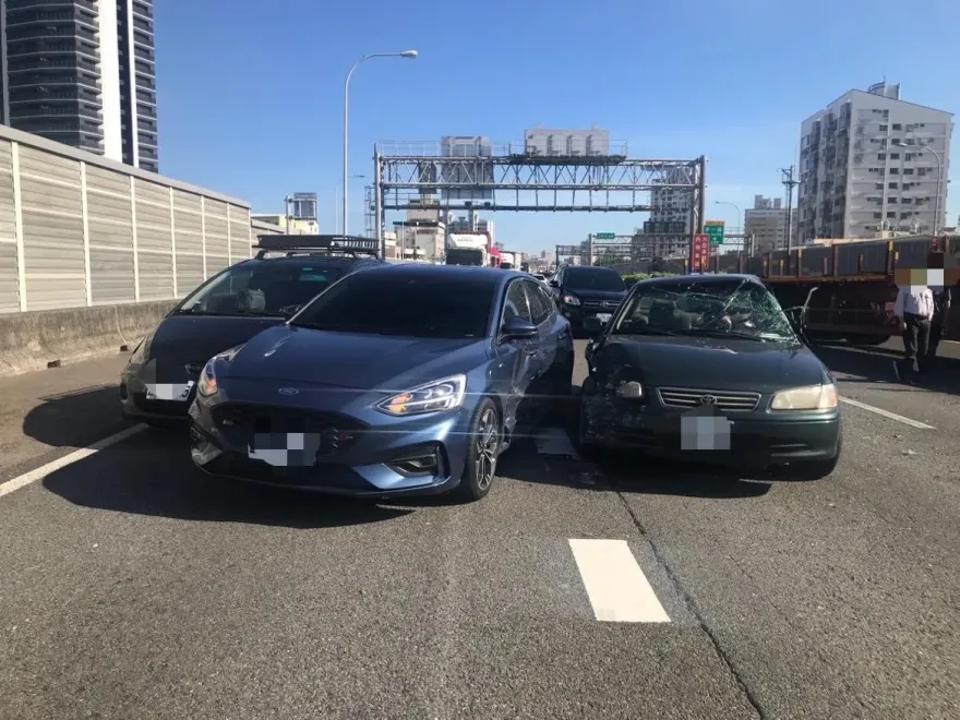 變換車道出事！國1瑞隆段5車追撞　2人受傷送醫