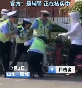 影/女交警勸導民眾「戴安全帽」被拒失控暴走　放話「弄死你」慘遭調職