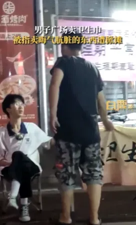 影/男子為「除月經汙名」街頭賣衛生棉　路過大叔辱罵「晦氣」動手掀攤