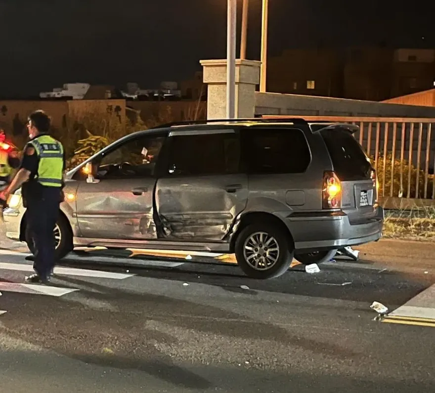 影/澎湖縣長陳光復驚傳車禍！座車左轉遭重機撞上　女騎士當場噴飛