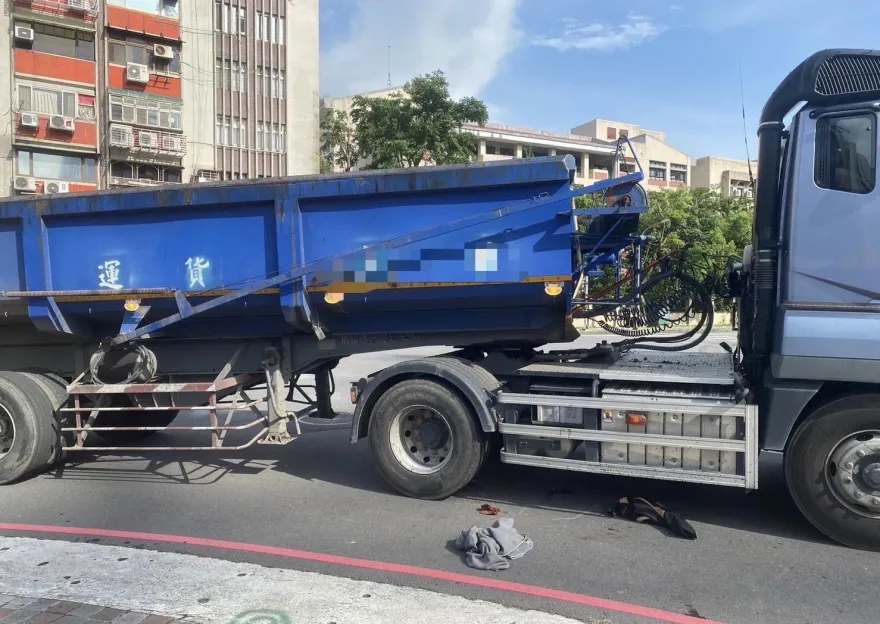 快訊/曳引車疑轉彎內輪差撞單車　老翁倒地手腳骨折送醫急救
