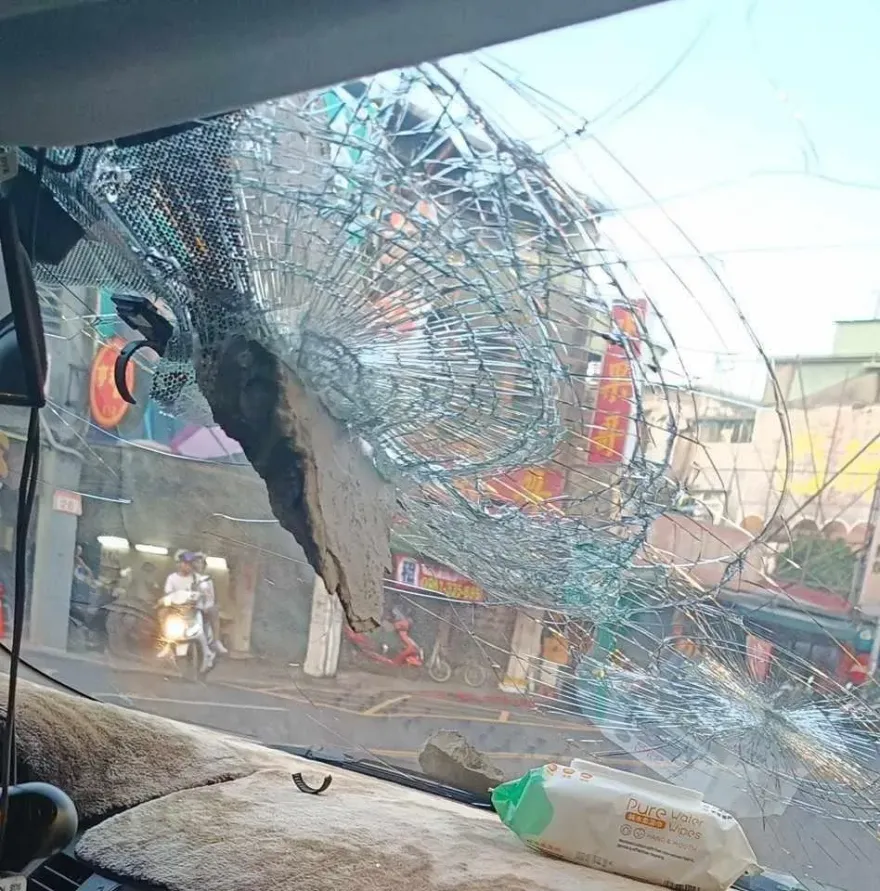 怕爆！士林重陽橋「飛來水泥磚砸車」駕駛命大逃一劫　網友驚呼：不是第一次！