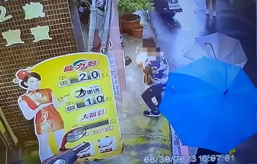 影/智慧手錶爆炸「恐怖影片曝光」！男童丟傘急甩手…仍遭火吻長達5秒