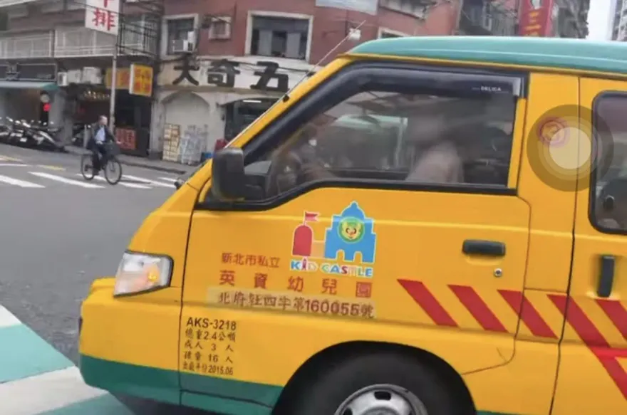 影/民眾怒吼娃娃車不禮讓行人　校方致歉警依法辦理