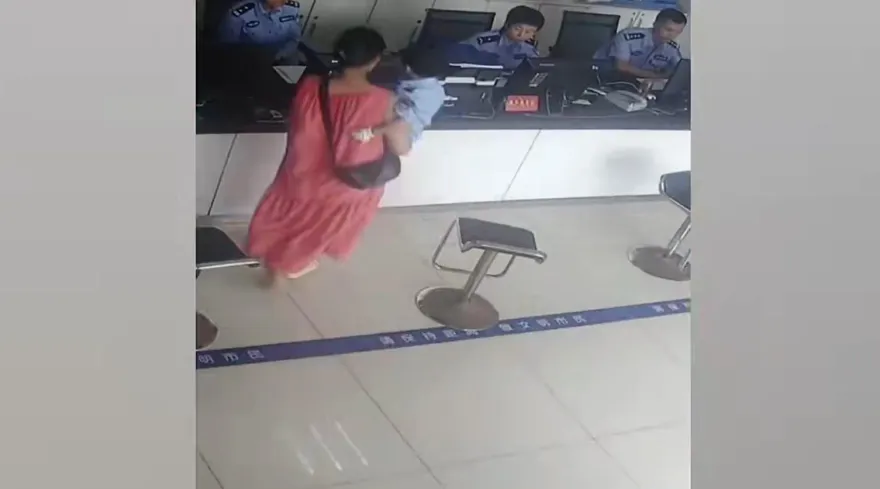 影/只肯穿警服！女童全身熱出痱子　寶媽抱孩求助派出所：1歲車禍「後遺症」
