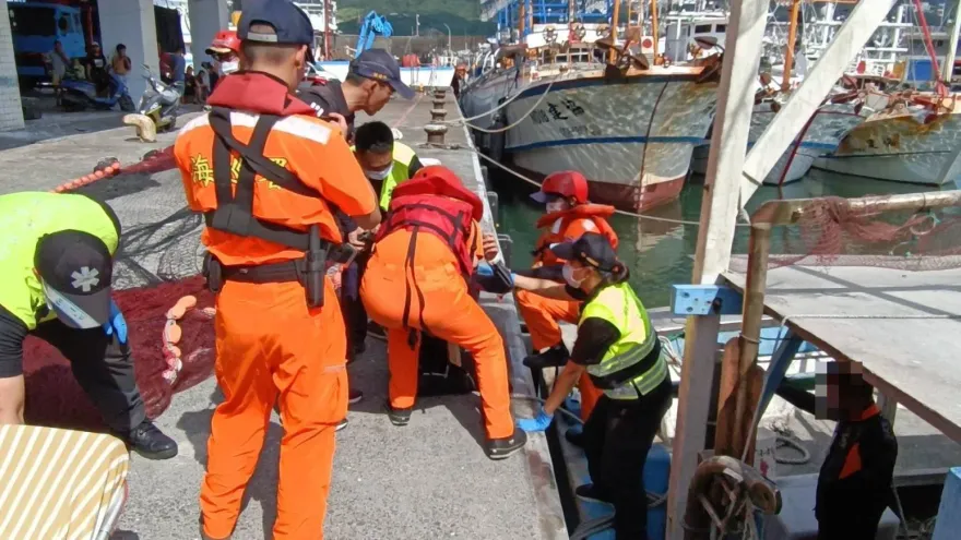 快訊/瑞芳蝙蝠洞8潛水客被洋流帶走　海巡船艦全數救起