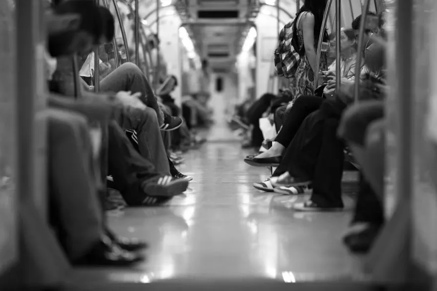 影/女乘客地鐵上遭男孩觸碰臀部　大聲喝斥反被對方家長羞辱「妳屁股太香」