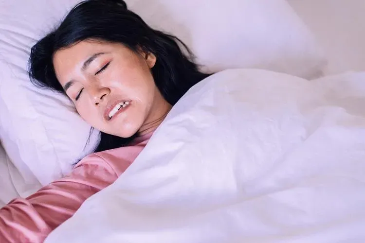 睡覺打呼、磨牙樣樣來　枕邊人被吵得睡不著！醫解：磨牙沒那麼簡單