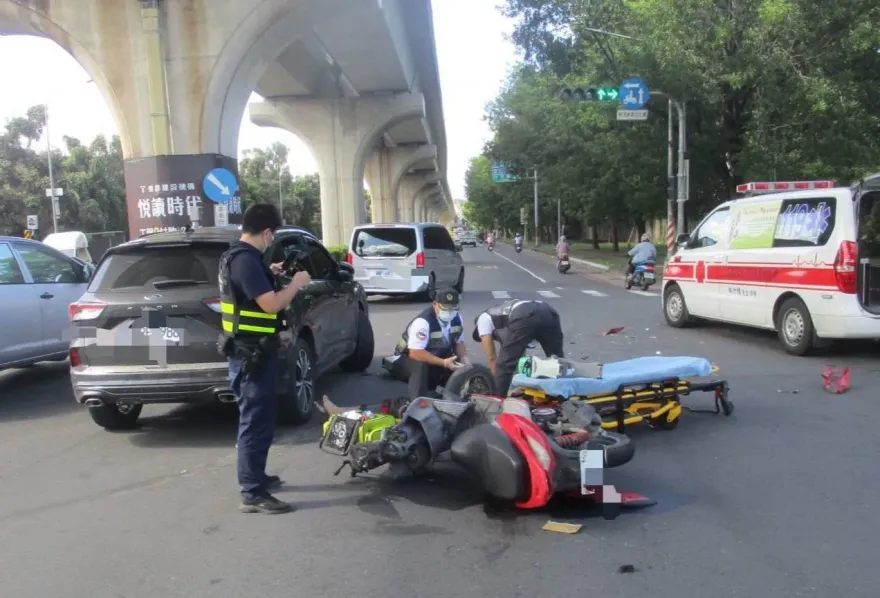 影/楠梓車禍奪命瞬間曝！弟騎機車遭左轉車撞上身亡　兄淚求「行車紀錄器畫面」