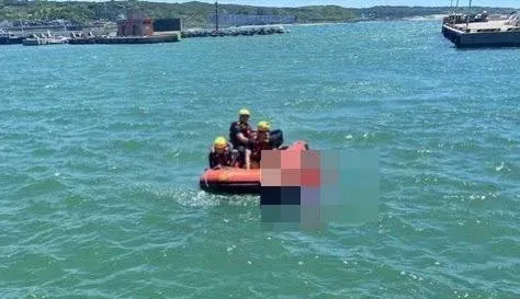 快訊/新北石門海面驚見無名浮屍　男子身穿黑衣下身裸露