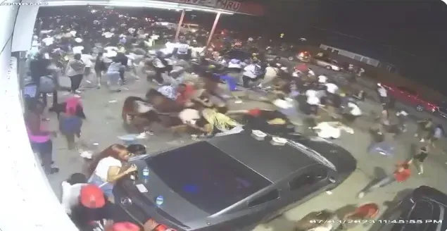 影/德州國慶日槍擊案事發當下畫面曝光！目擊者：槍聲來自四面八方